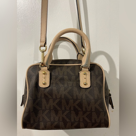 Mini Michael kors cross body or Can be used as regular. - Picture 4 of 5
